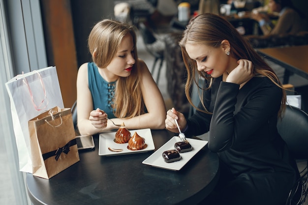 chicas en el restaurante