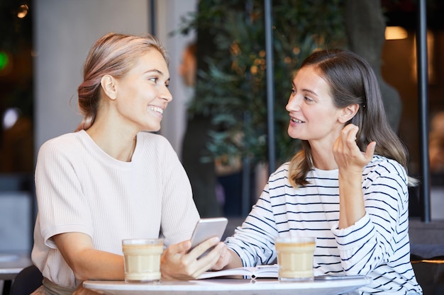 Chicas reunidas en la cafetería por la noche