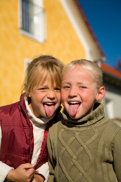 chicas sacando la lengua