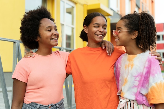 Chicas sonrientes de tiro medio al aire libre