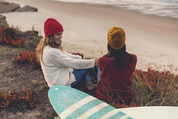 Chicas surfistas en la playa