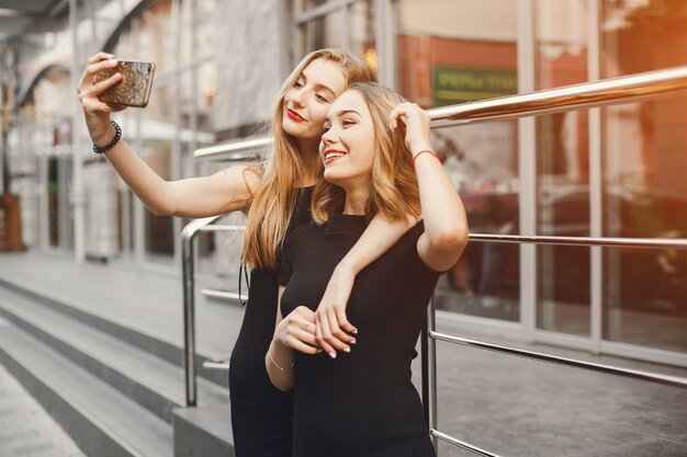 chicas con teléfono