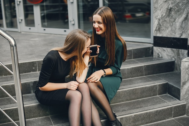 chicas con teléfono