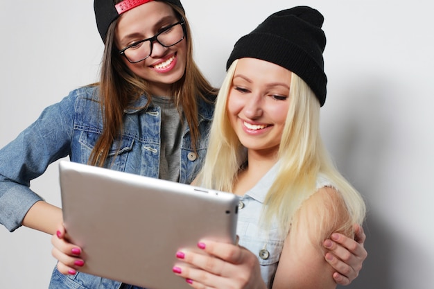 chicas tomando un autorretrato con una tableta