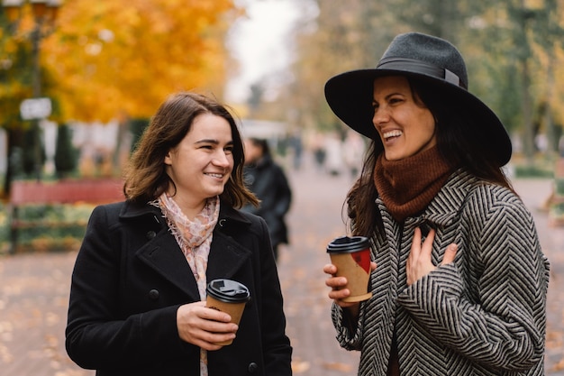 Chicas tomando café en el parque