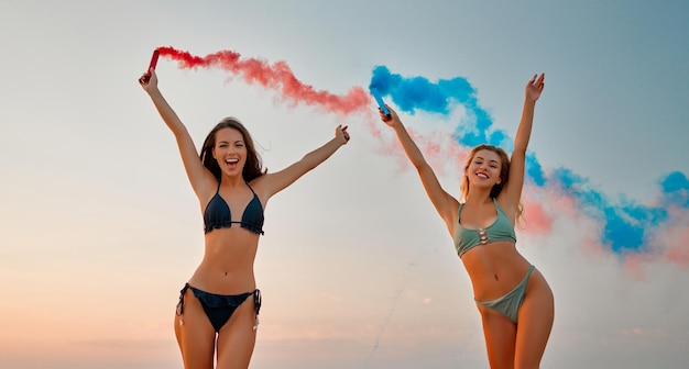 Chicas en traje de baño en la playa