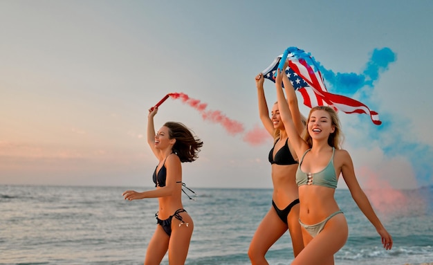 Chicas en traje de baño en la playa