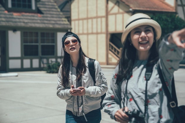 Chicas viajan en solvang viaje autoguiado usa