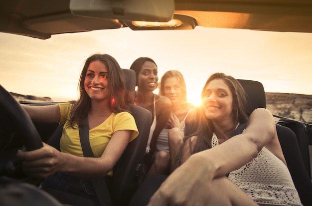 Chicas en un viaje por carretera en verano.