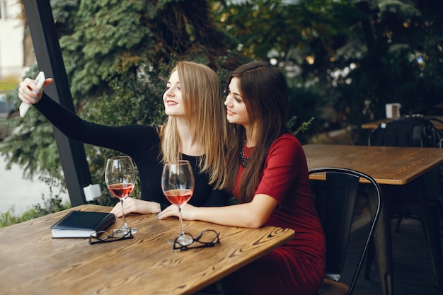 Chicas con vino