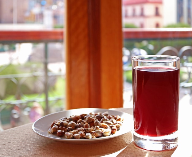 Chicha morada a bebida tradicional andina feita de milho servida com grãos de milho torrados cancha