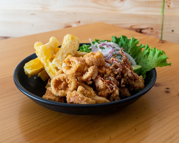 Chicharron de lula com cebola frita de mandioca e molho de limão Prato peruano