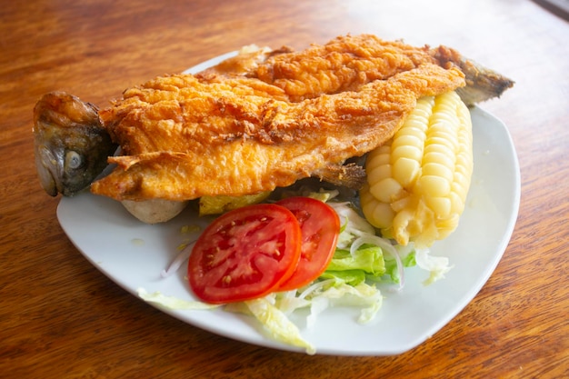 Chicharron de trucha Receta tradicional andina en Perú de trucha frita servida con yuca y ensalada