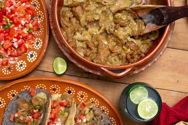 Foto chicharrones em tacos de molho verde comida típica mexicana