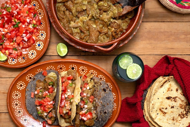 Chicharrones em tacos de molho verde Comida típica mexicana