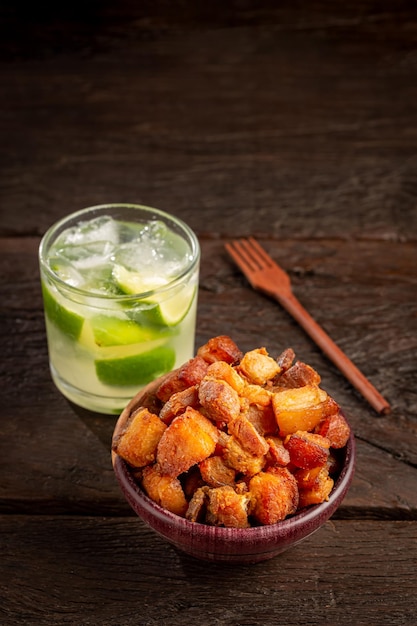 Chicharrones torresmo con caipirinha comida típica brasileña