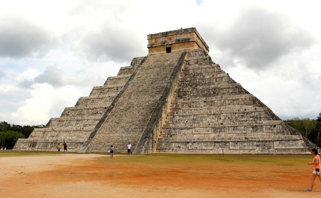 Chichen Itza contra el cielo nublado