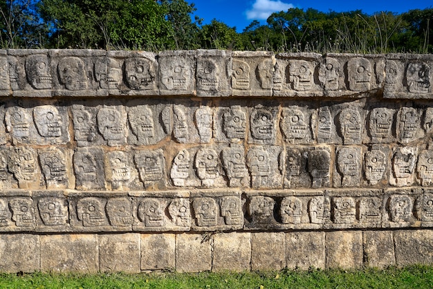 Chichen Itza Tzompantli die Schädelwand