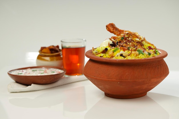 Chicken Biryani aus Jeera-Reis und Gewürzen, arrangiert in einem Steingut