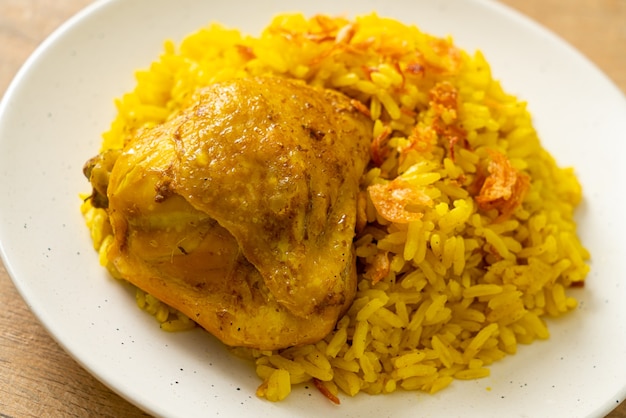 Chicken Biryani oder Curryreis und Hühnchen - thailändisch-muslimische Version des indischen Biryani, mit duftendem gelbem Reis und Hühnchen - muslimische Küche