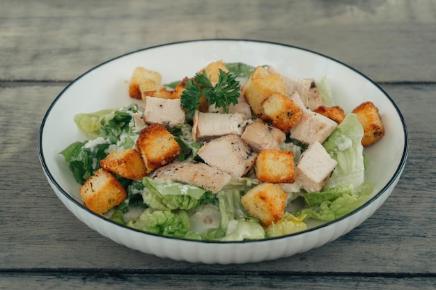 Chicken Caesar Salad Küche mit grauem Holzhintergrund