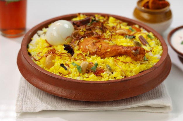 Chicken Dam Biryani Lemon Pickle und Raita als Beilage