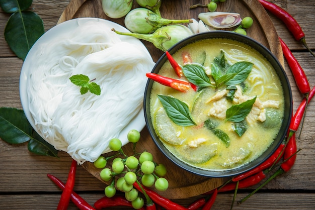 Chicken Green Curry Thai Food auf Suppenschüssel mit Nudeln Zutat Gemüsekräuter und Gewürze herbs