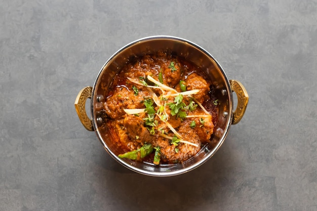 Chicken karahi korma msala serviert in Teller isoliert auf Tischplatte mit Blick auf asiatische und indische Speisen