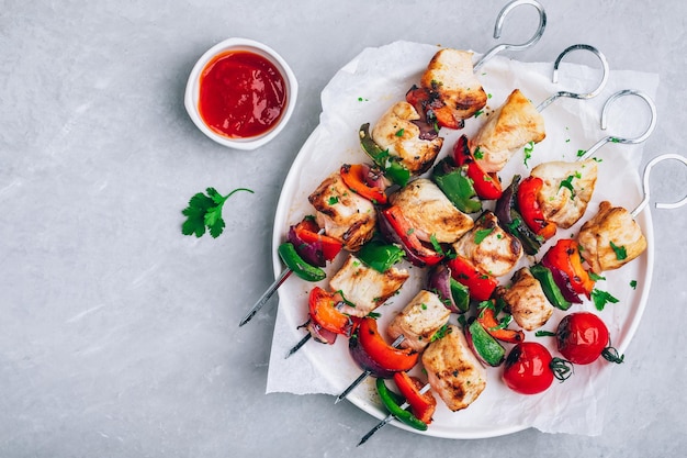 Chicken Kebab Gegrillte Fleischspieße und Gemüsegrill