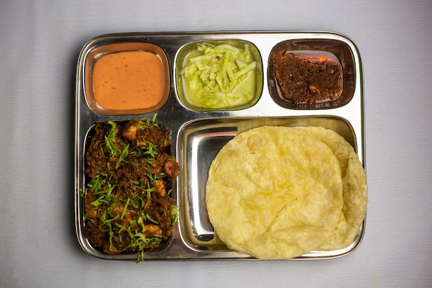 Foto chicken masala chaap con salsa lucchi chuntney y salsa de chile servido en un plato de thali aislado en el fondo vista superior del menú del conjunto de alimentos de bangladesh