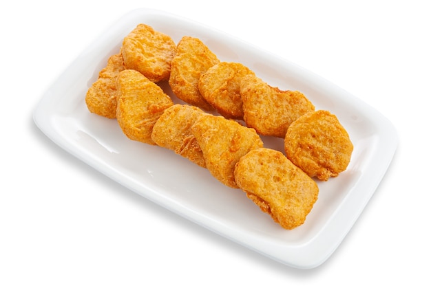 Chicken Nuggets auf einer weißen rechteckigen Keramikplatte. Weißer Hintergrund. Isoliert.