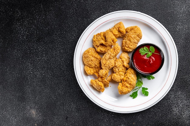 chicken nuggets frittiertes geflügelfleisch fast food mahlzeit essen snack auf dem tisch kopierraum essen