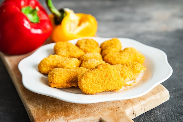 chicken nuggets frittiertes geflügelfleisch frisch gesunde mahlzeit essen snack diät auf dem tisch kopierraum