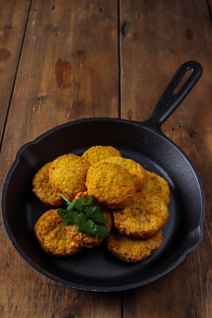 Chicken Nuggets mit Saucen auf Holztisch