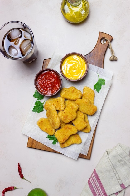 Chicken Nuggets mit zwei Saucen. Fastfood. Amerikanisches Essen.