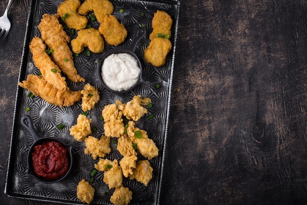 Chicken Nuggets streifen und beißen