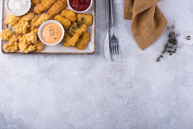 Chicken Nuggets streifen und beißen