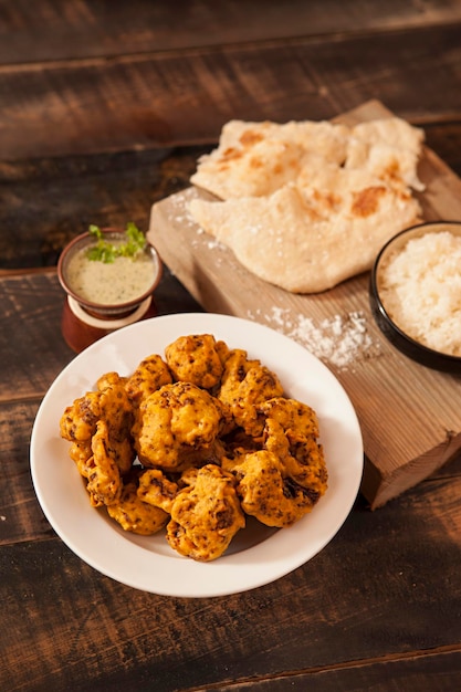 Chicken Pakora, indisches Essen, Schalen und Teller mit indischer Draufsicht, Gewürz