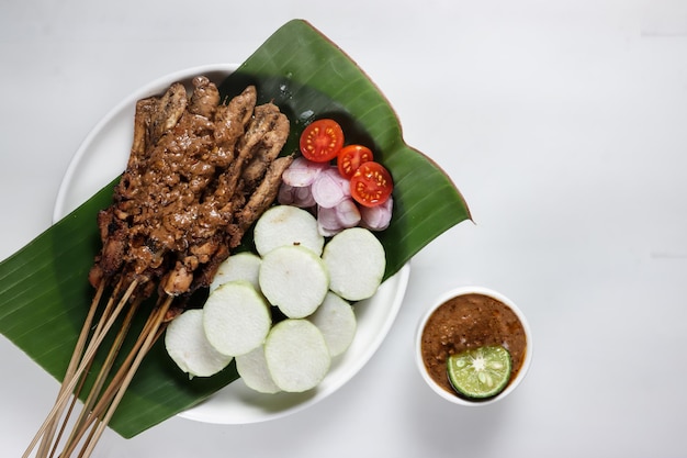 Chicken Satay ou Sate Ayam é um prato de carne temperada espetada e grelhada, servida com molho de amendoim