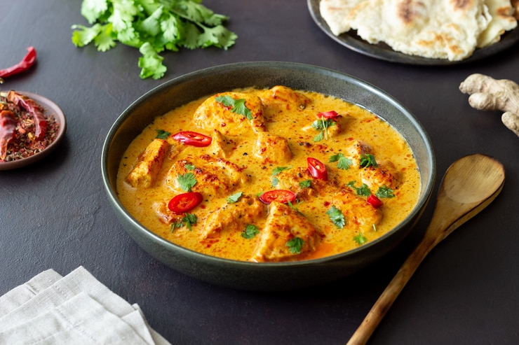 Foto chicken tikka masala curry mit kräutern und paprika. indisches essen. nationale küche.