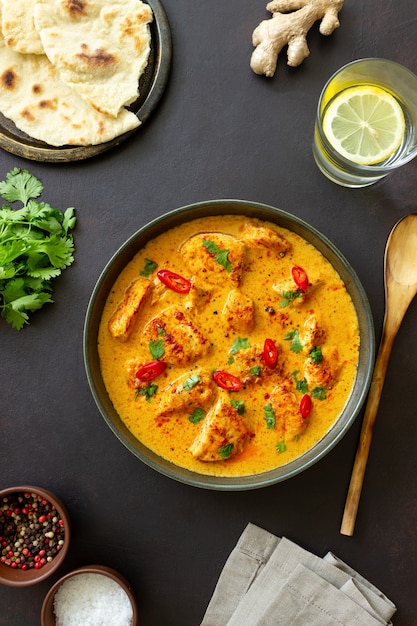 Chicken Tikka Masala Curry mit Kräutern und Paprika. Indisches Essen. Nationale Küche.