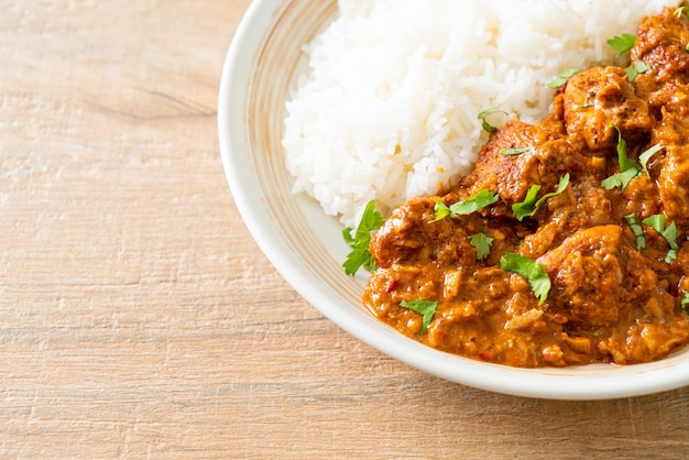 Chicken Tikka Masala mit Reis auf dem Teller