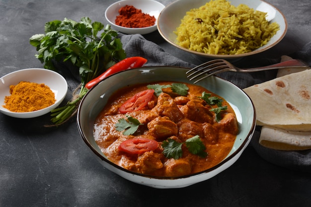 Chicken Tikka Masala - traditionelles indisches / britisches Gericht. Huhn mit Curry, Kurkuma. Indisches Dinner-Konzept. Asiatisches, indisches Essen