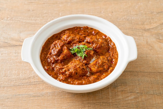 Chicken Tikka Masala würziges Curry-Fleischgericht mit Roti- oder Naan-Brot - indischer Essensstil
