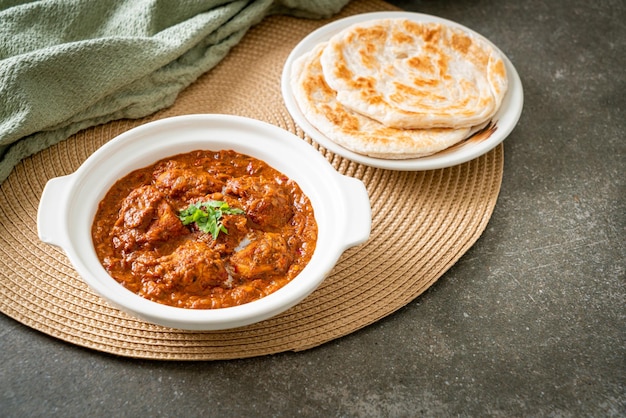 Chicken Tikka Masala würziges Curry-Fleischgericht mit Roti- oder Naan-Brot