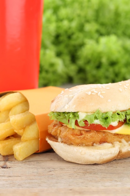 Foto chickenburger hambúrguer de frango hambúrguer batatas fritas menu refeição combo bebida de fast food