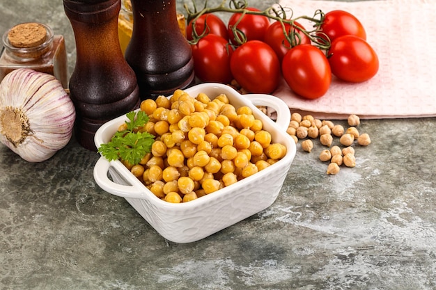 El chickpea enlatado en el tazón