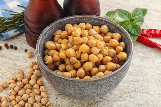 Foto chickpeas orgánicos naturales hervidos en el tazón