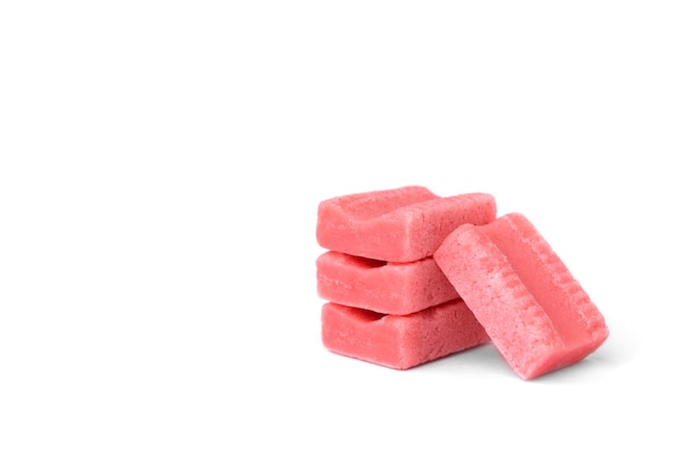 Foto chicle rosa con fresa aislado sobre fondo blanco.