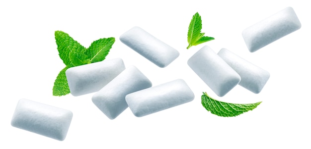 Chicles con hojas de menta aisladas en blanco